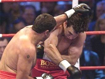 Корри Сандерс наносит удар Владимиру Кличко. Фото с сайта klitschko.com