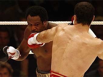 Кличко наносит очередной удар. Фото AFP