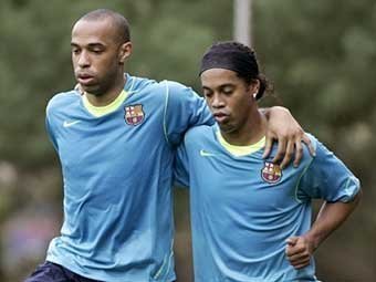 Тьерри Анри (слева) и Роналдиньо на тренировке "Барселоны". Фото AFP Тьерри Анри (слева) и Роналдиньо на тренировке "Барселоны". Фото AFP