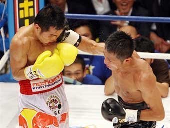 Фрагмент боя Понгсаклек Вонджонгкам (слева) - Дайсуке Наито. Фото AFP Фрагмент боя Понгсаклек Вонджонгкам (слева) - Дайсуке Наито. Фото AFP