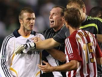 Дэвид Бекхэм против Джесси Марша. Фото AFP Дэвид Бекхэм против Джесси Марша. Фото AFP