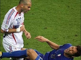 Зидан и Матерацци во время финала ЧМ-2006. Фото AFP