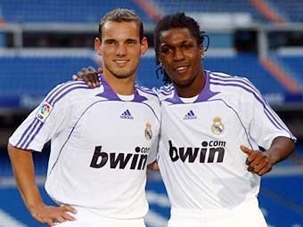 Ройстон Дренте (справа) и Весли Снейдер. Фото AFP