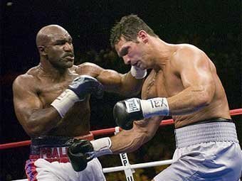 Эвандер Холифилд (слева) в своем последнем бою против Лу Саварезе. Фото fightnews.com Эвандер Холифилд (слева) в своем последнем бою против Лу Саварезе. Фото fightnews.com