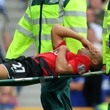 Микаэль Сильвестр в поединке с "Эвертоном" покинул поле на носилках (©Getty Images)