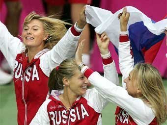 Мария Шарапова, Анна Чакветадзе и Елена Веснина (слева направо) празднуют победу сборной России в Кубке Федерации - 2007. Фото с сайта mariasharapova.com