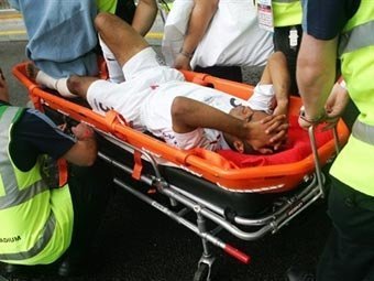 Эшли Коул покидает поле после травмы в матче с Эстонией. Фото AFP Эшли Коул покидает поле после травмы в матче с Эстонией. Фото AFP