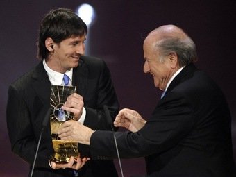 Зепп Блаттер вручает Лионелю Месси "Бриллиантовый мяч". Фото ©AFP