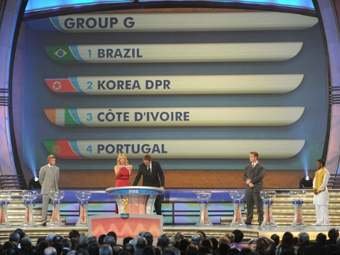 Фото ©AFP с жеребьевки ЧМ-2010
