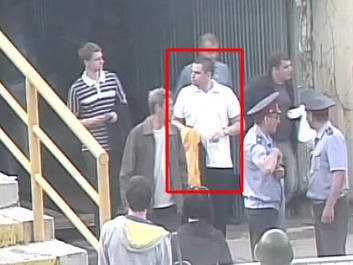 Человек, бросивший банан в Роберто Карлоса. Фото с официального сайта "Крыльев Советов" Человек, бросивший банан в Роберто Карлоса. Фото с официального сайта "Крыльев Советов"